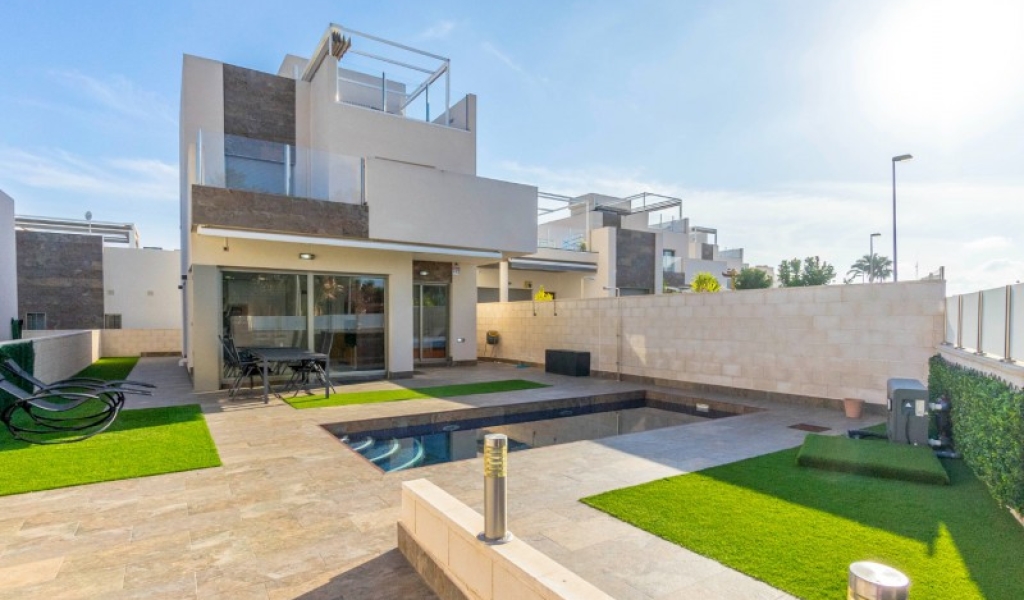 FABULOUS CONTEMPORAY DETACHED VILLA LOCATED CLOSE TO THE POPULAR AREA OF LA ZENIA