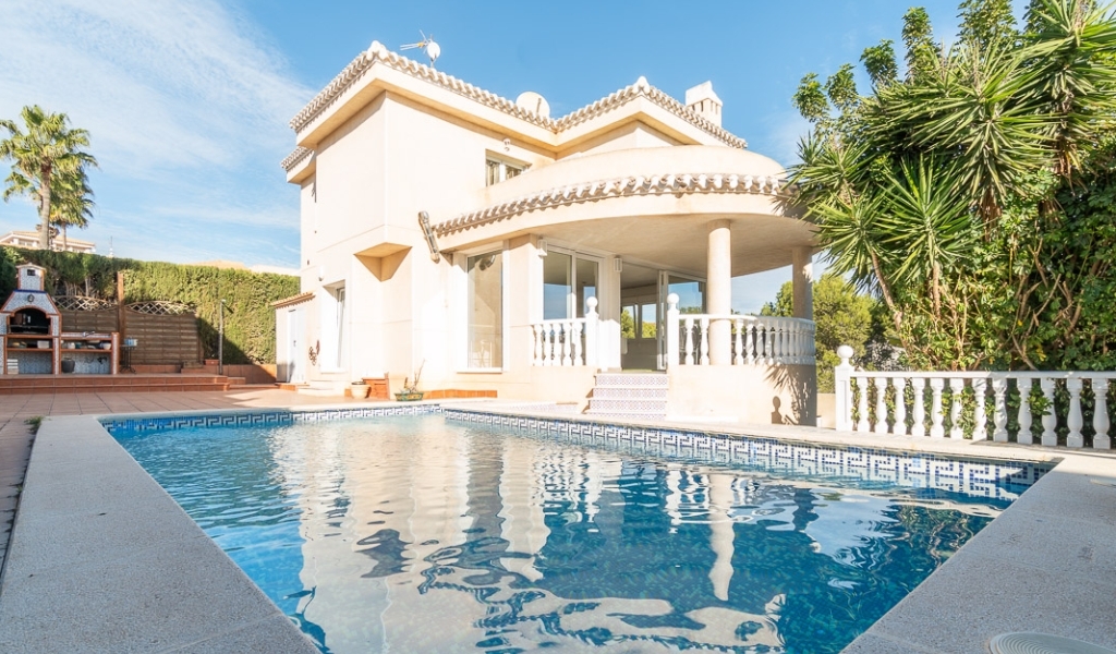 STUNNING 5 BEDROOM DETACHED VILLA WITH PRIVATE POOL LOCATED 900M FROM THE BEACH IN PLAYA FLAMENCA