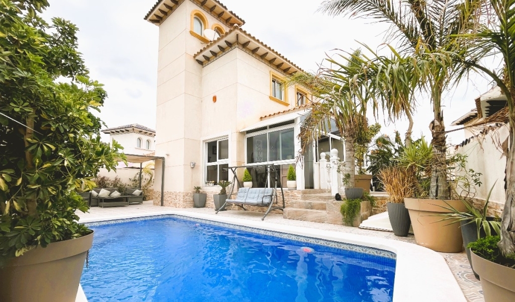 Fully Renovated 4 Bed Detached Villa With A Separate Apartment & Private Pool Next To Zenia Boulevard