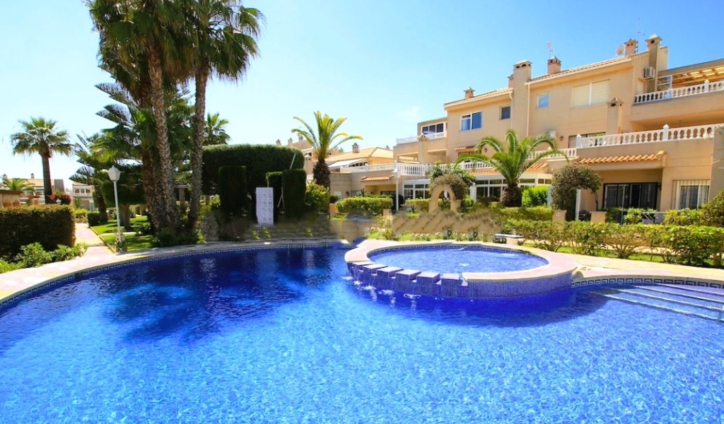 FABULOUS TOP FLOOR APARTMENT, LOCATED IN MIRAFLORES II, PLAYA FLAMENCA