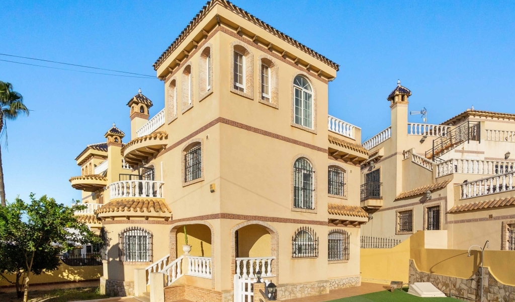 FABULOUS DETACHED VILLA ON CORNER PLOT WITH PRIVATE POOL, LOCATED IN LAS CHISMOAS, PLAYA FLAMENCA