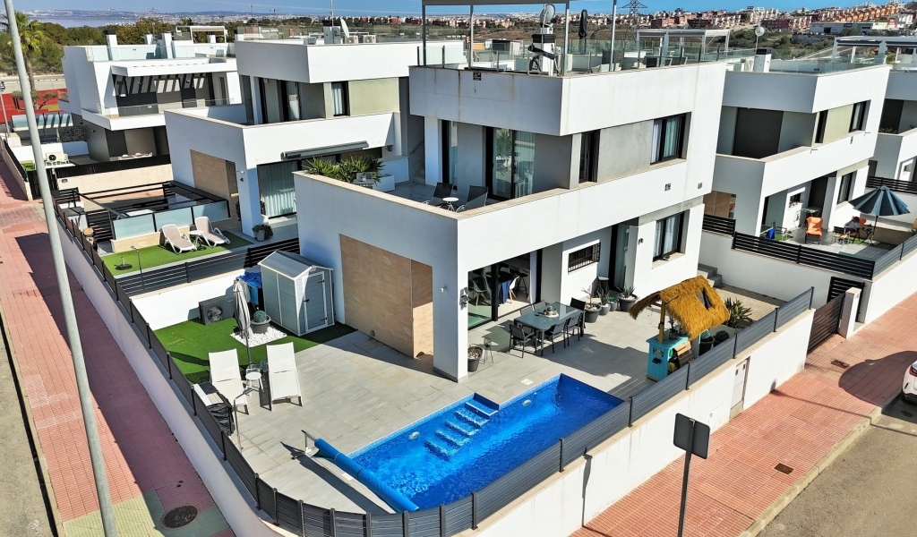 3 Bedroom 2 Bathroom Villa in Villamartin