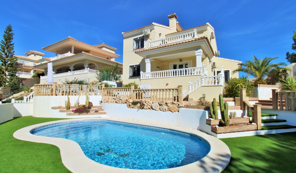 4 Bedroom 3 Bathroom Villa in Villamartin