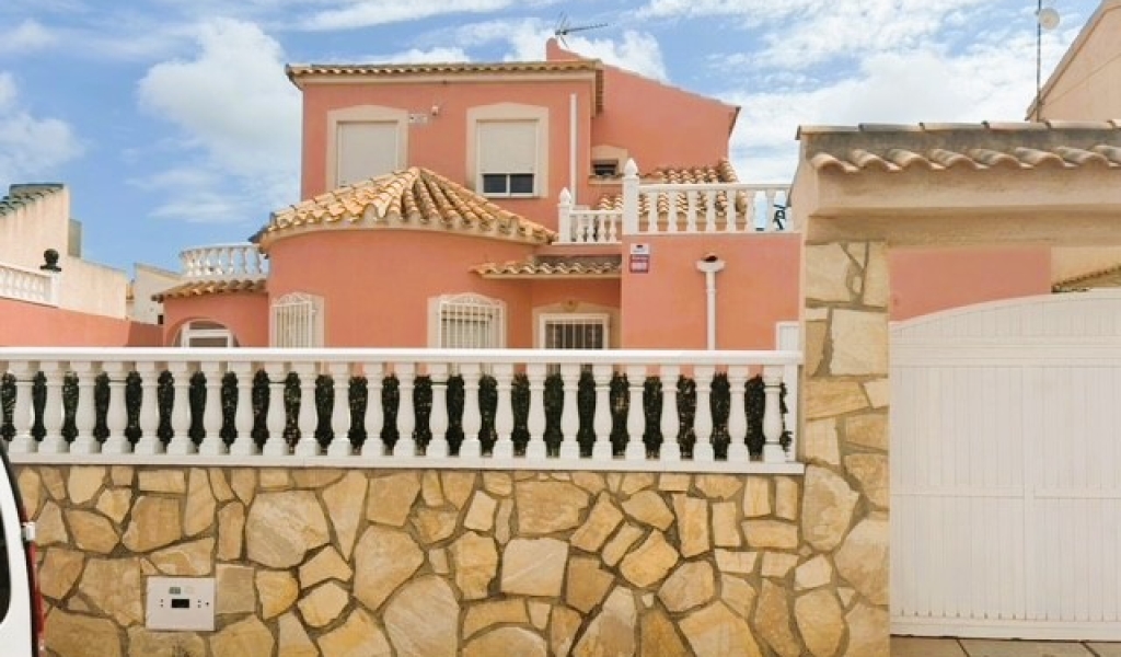 5 BEDROOM DETACHED VILLA LOCATED IN PLAYA FLAMENCA