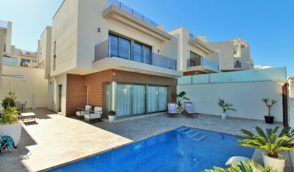 3 Bedroom 3 Bathroom Villa in Villamartin