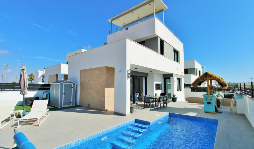 3 Bedroom 2 Bathroom Villa in Villamartin