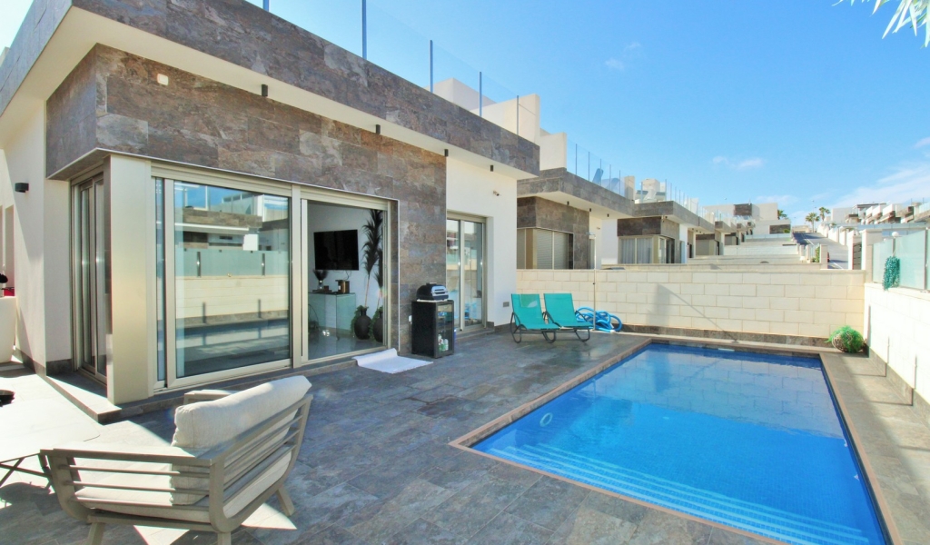 3 Bedroom 2 Bathroom Villa in Villamartin