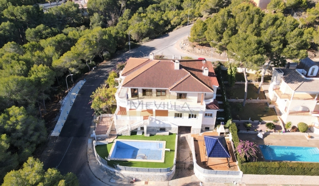 10 Bedroom 8 Bathroom Villa in Campoamor