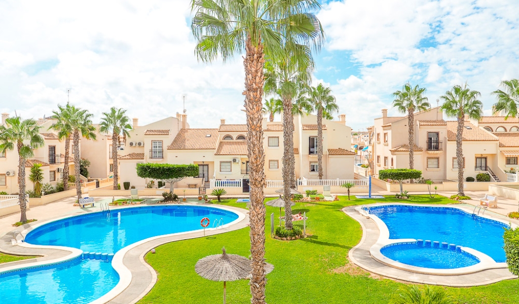 GROUND FLOOR APARTMENT LOCATED IN THE SOUGHT AFTER MIRAFLORES IV COMPLEX IN PLAYA FLAMENCA