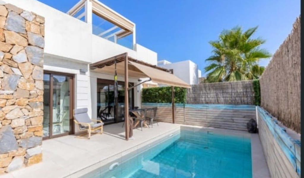 MODERN VILLA WITH PRIVATE POOL LOCATED IN LOMAS DE CABO ROIG