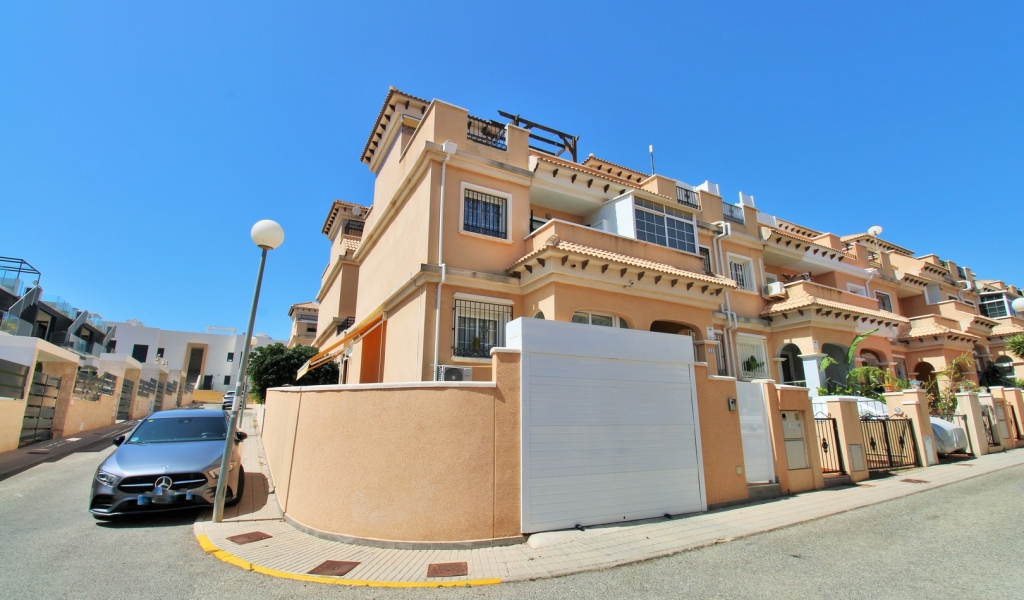 3 Bedroom 2 Bathroom Townhouse in Villamartin