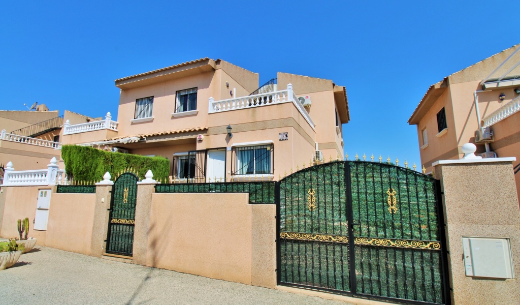 3 Bedroom 2 Bathroom Townhouse in Villamartin