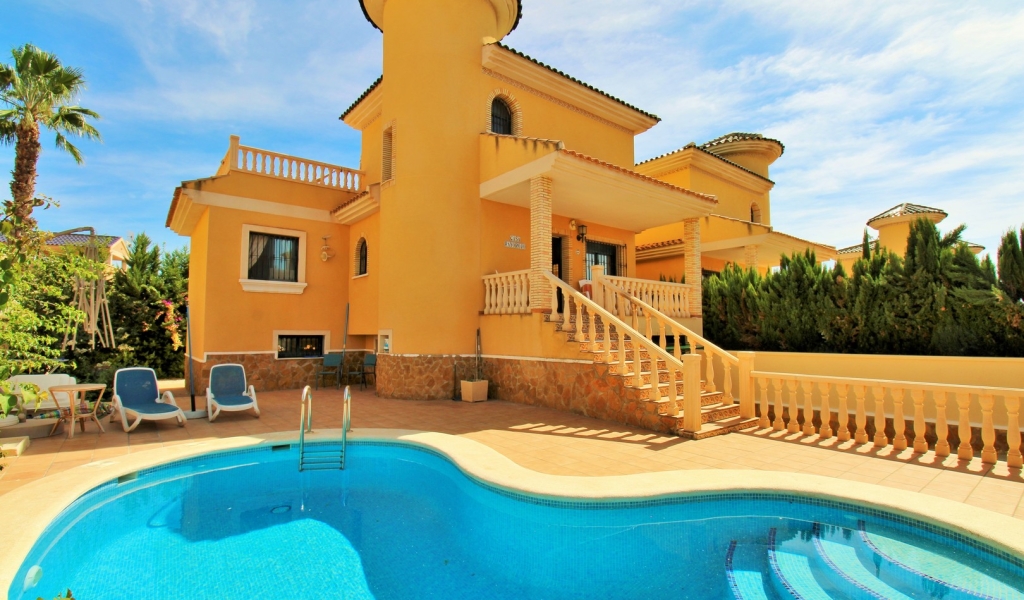 3 Bedroom 2 Bathroom Villa in Villamartin