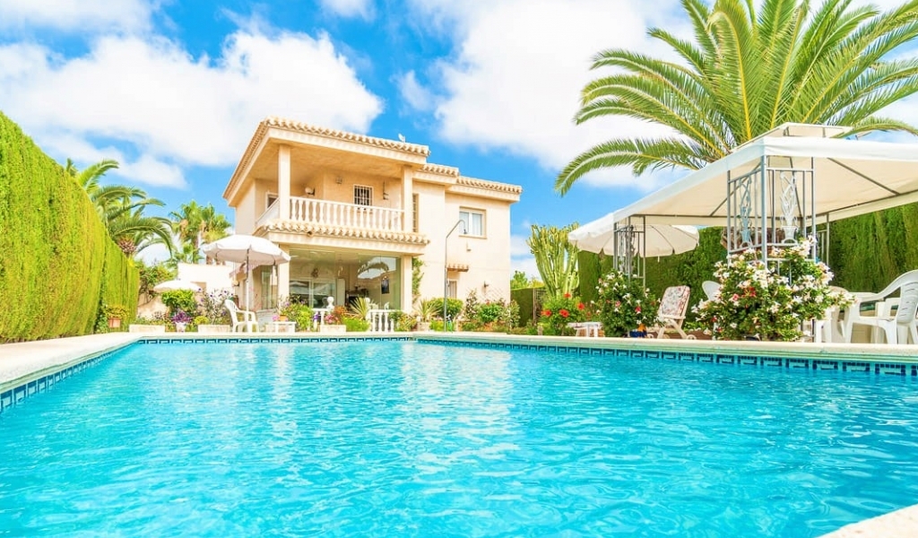 STUNNING VILLA SET IN TROPICAL SURROUNDINGS IN VISTAMAR, PLAYA FLAMENCA