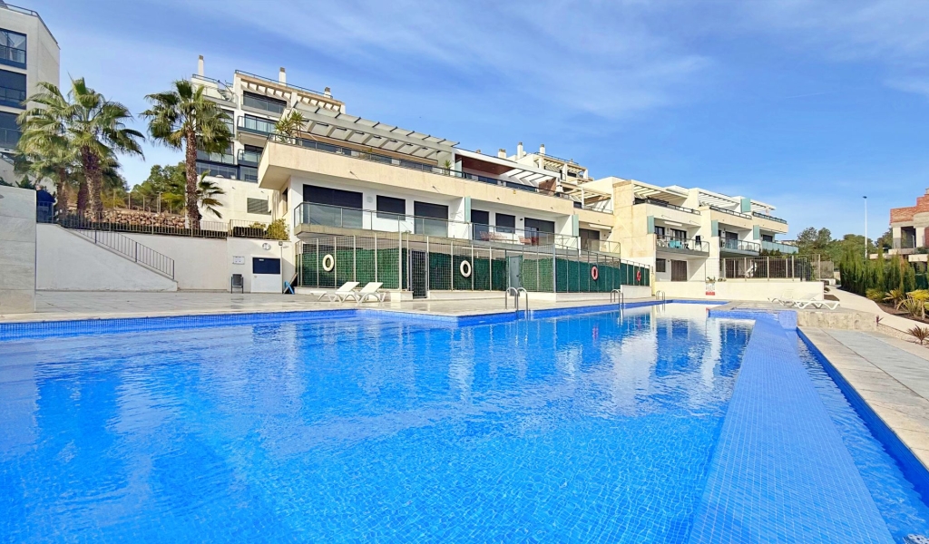 PENTHOUSE APARTMENT LOCATED IN LOMAS DE CAMPOAMOR