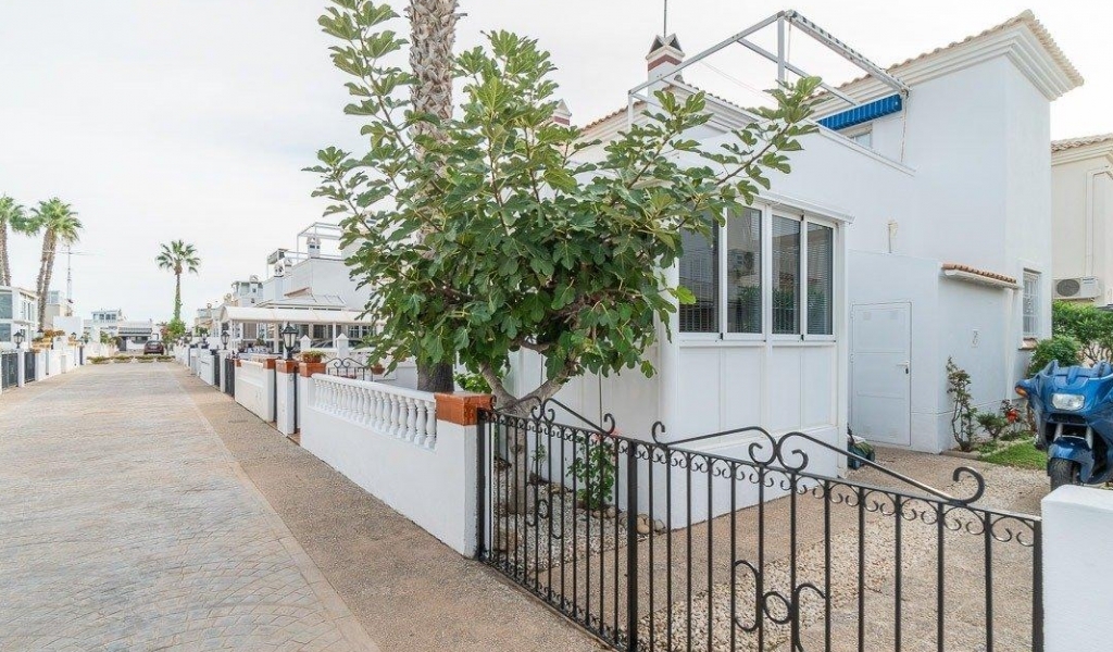 STUNNING QUAD PROPERTY IN THE SOUGHT AFTER JUMMILLA RESIDENCIAL COMPLEX IN PLAYA FLAMENCA