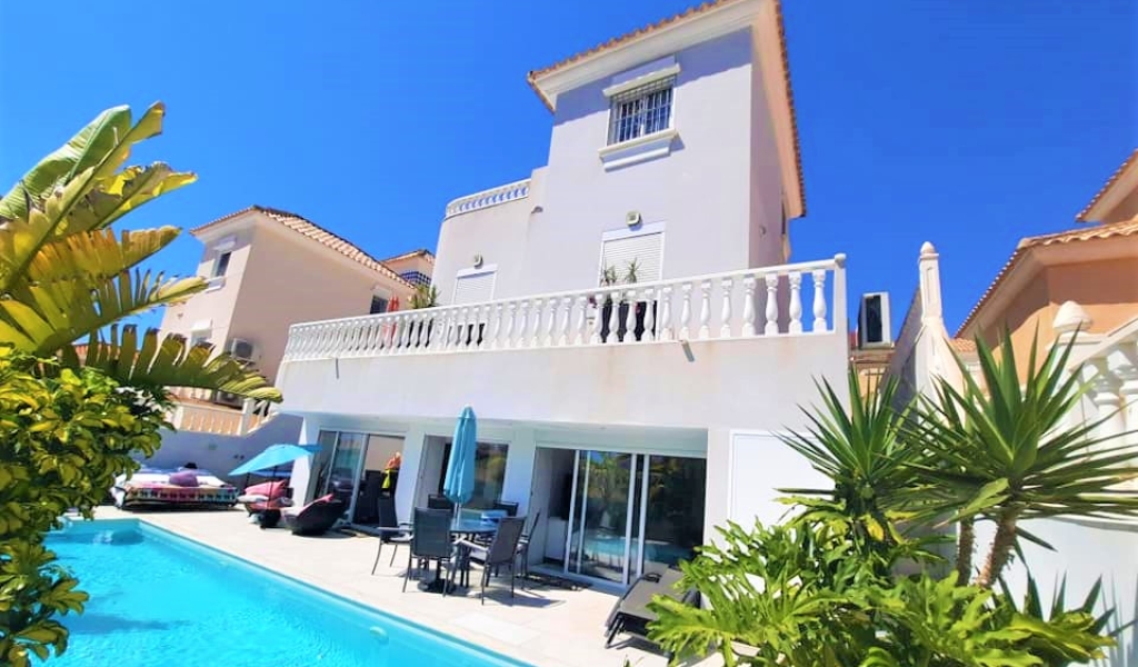 STUNNING 4 BED, 5 BATH VILLA WITH BEAUTIFUL PRIVATE TROPICAL POOL AREA  LOCATED IN VILLAMARTIN