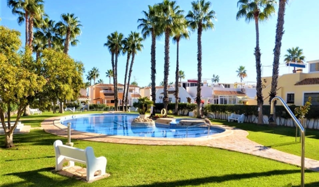 BUNGALOW OOZING POTENTIAL LOCATED IN THE SOUGHT AFTER COMPLEX OF JUMILLA IN PLAYA FLAMENCA